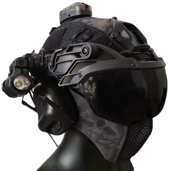 Комплект страйкбольного шлема со звуконепроницаемыми наушниками и пейнтбольной маской, козырьком, защитными очками, фонариком, фотовспышкой и чехлом для шлема