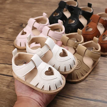 Однотонные кожаные сандалии с вырезом в форме сердца на мягкой подошве, повседневная пляжная обувь для новорожденных